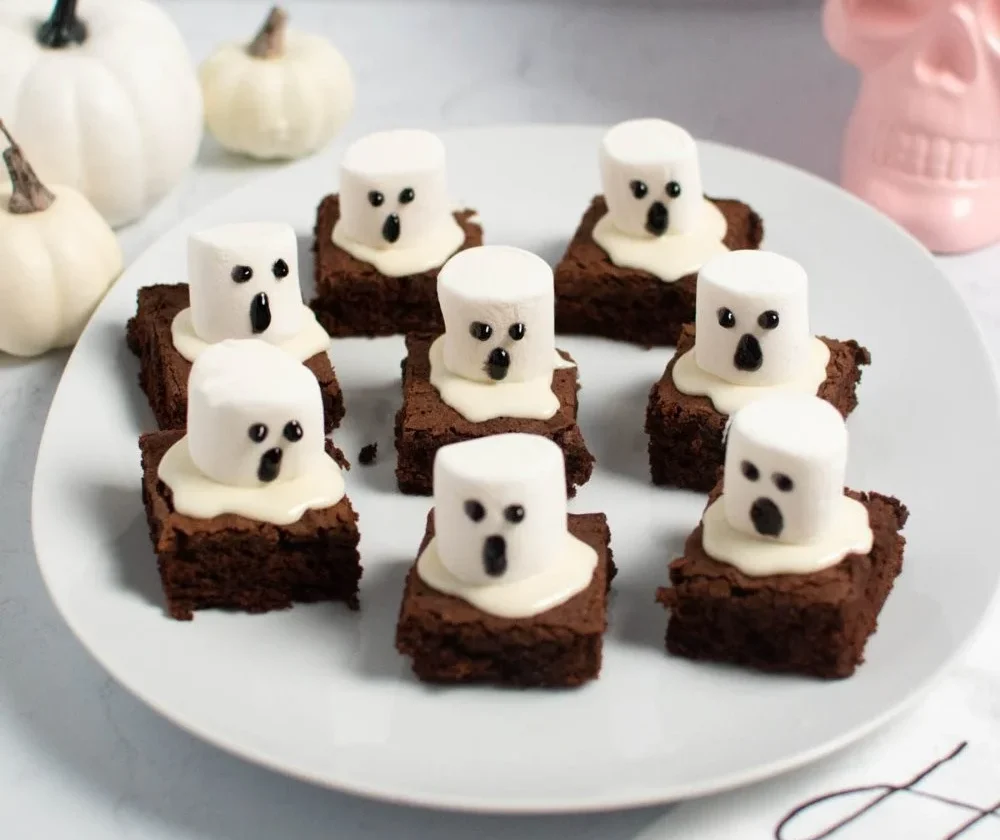 No-bake spooky marshmallow ghost brownies dessert for Halloween kids