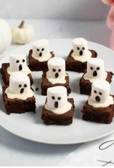 No-bake spooky marshmallow ghost brownies dessert for Halloween kids