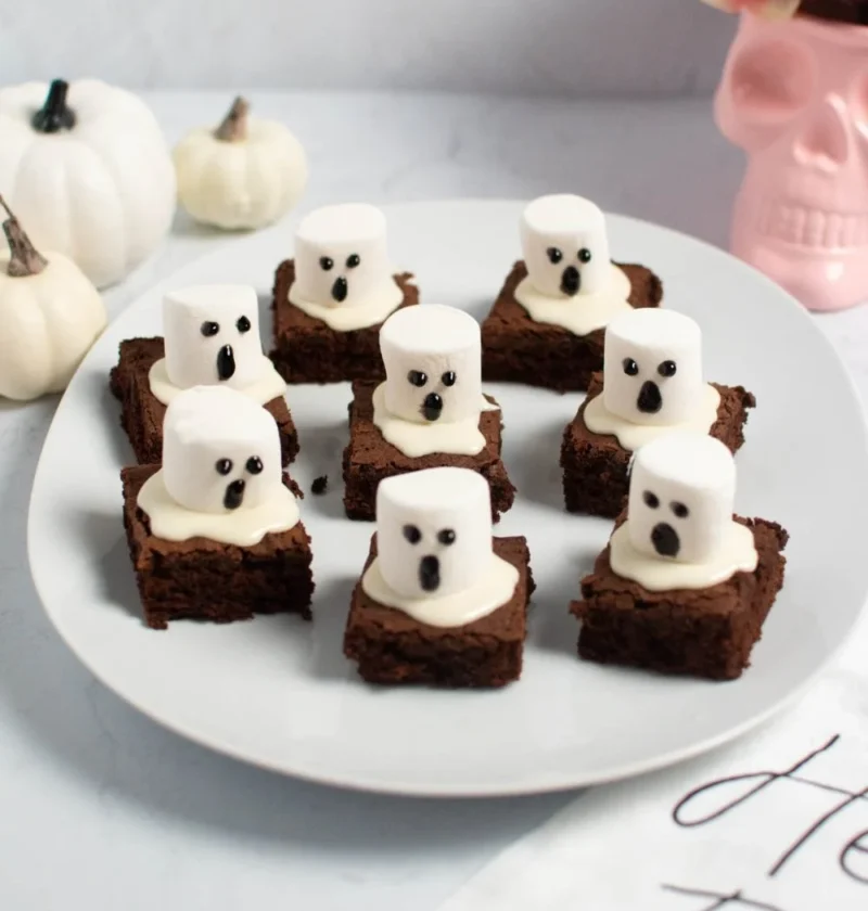 No-bake spooky marshmallow ghost brownies dessert for Halloween kids