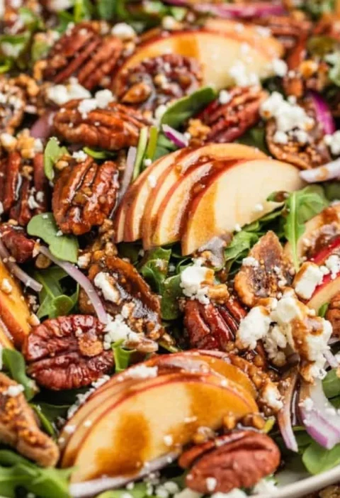 Fresh apple arugula salad with sliced apples and vinaigrette dressing