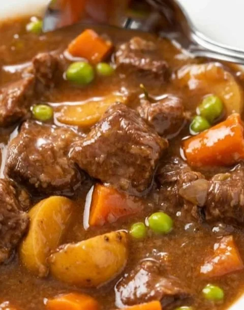 Delicious slow cooker beef stew with tender meat and vegetables